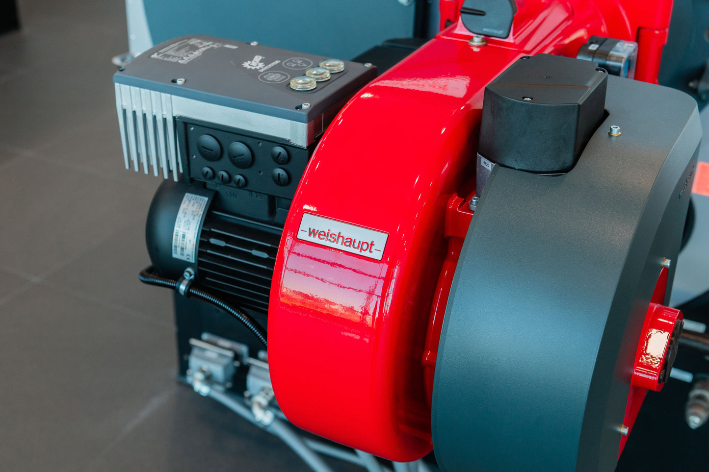 Red and black engine with 'Welshaupta' branding on a gray background